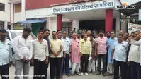 पेपर बेस निबंधन बंद होने से रोज लाखों के राजस्व का नुकसान, दस्तावेज नवीसों ने किया प्रदर्शन