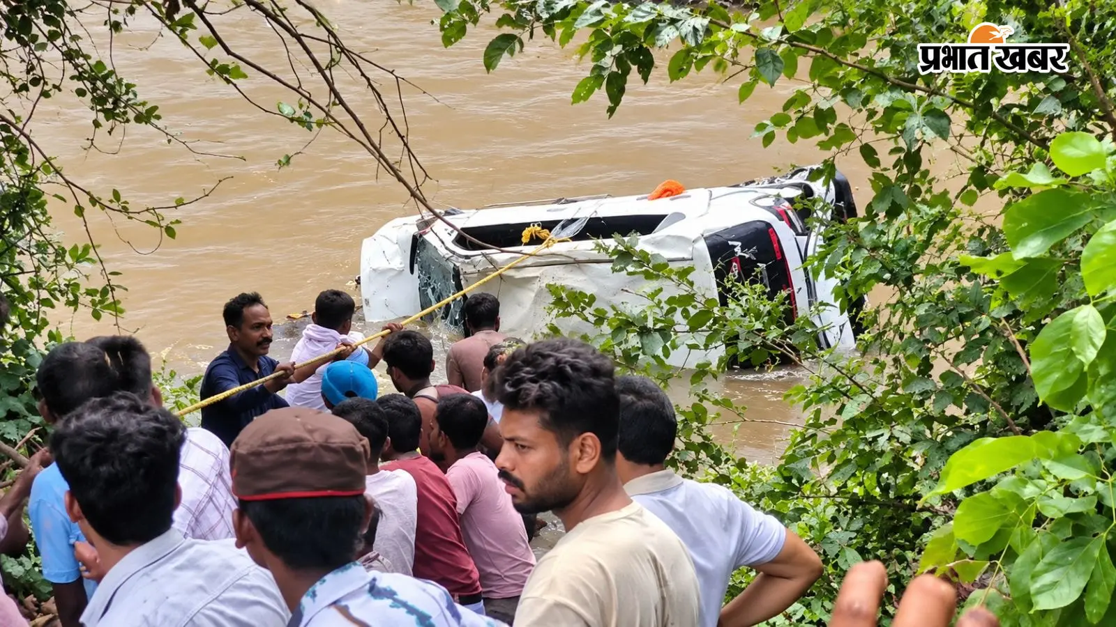 उज्जैन के पास उफनते नाले में गिरी कार, मां बगलामुखी दर्शन को जा रहे एक ही परिवार के 7 लोगों की मौत