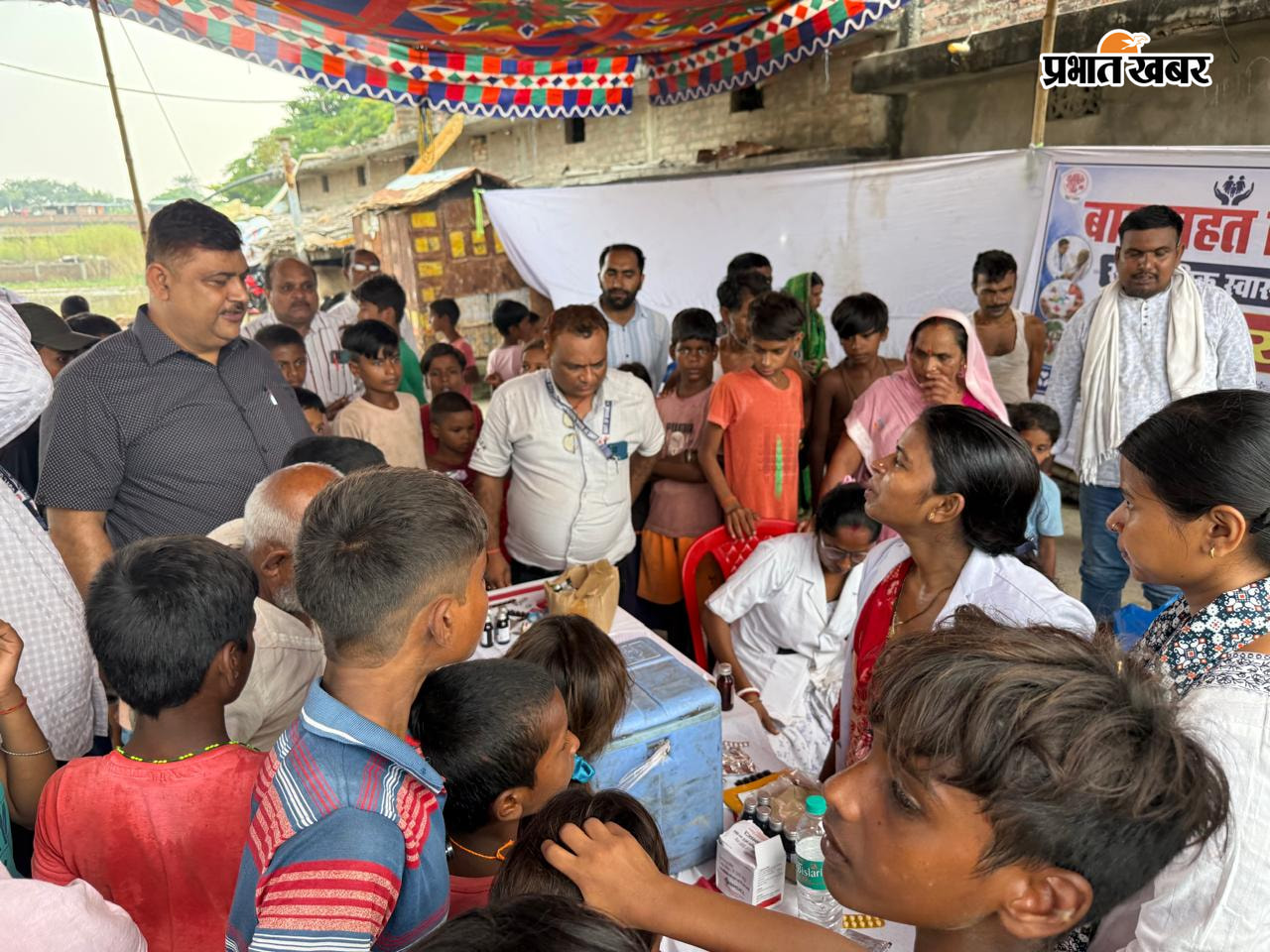 बाढ़ प्रभावित क्षेत्र मे नाव से आते जाते लोग मेडिकल शिविर | Prabhat Khabar Network
