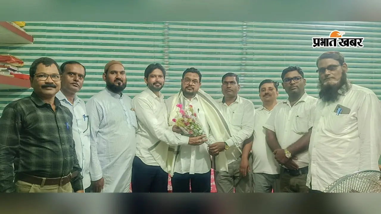 राजकीय सम्मान पाने वाले शहजाद अनवर के सम्मान में पहुंचा संघ, शाल-पुष्पगुच्छ से किया अभिनंदन