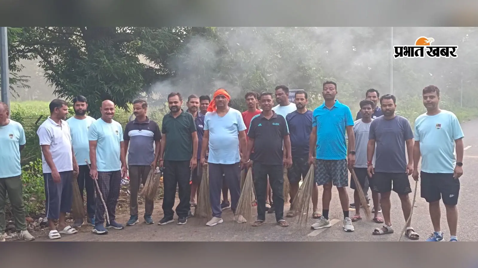 रांची में स्वच्छता अभियान: सड़क किनारे से हटाया कचरे का ढेर, अब खुले में कचरा फेंका तो लगेगा ₹2 हजार जुर्माना