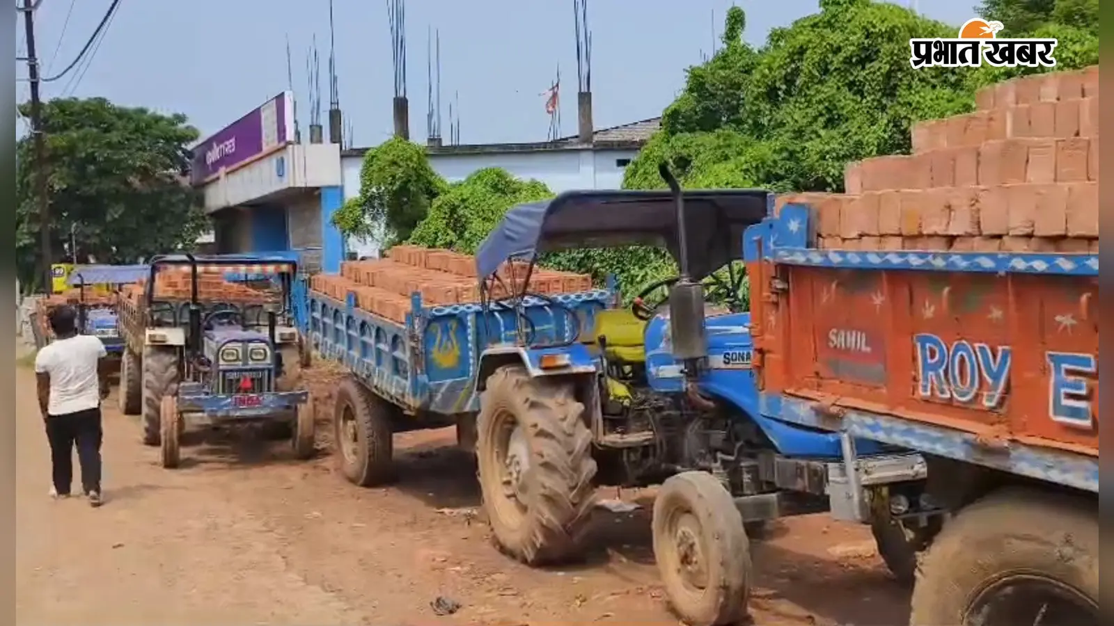पाकुड़ में सड़क पर लगा था ईंट लदे ट्रैक्टरों का मेला, DTO ने कराया खाली
