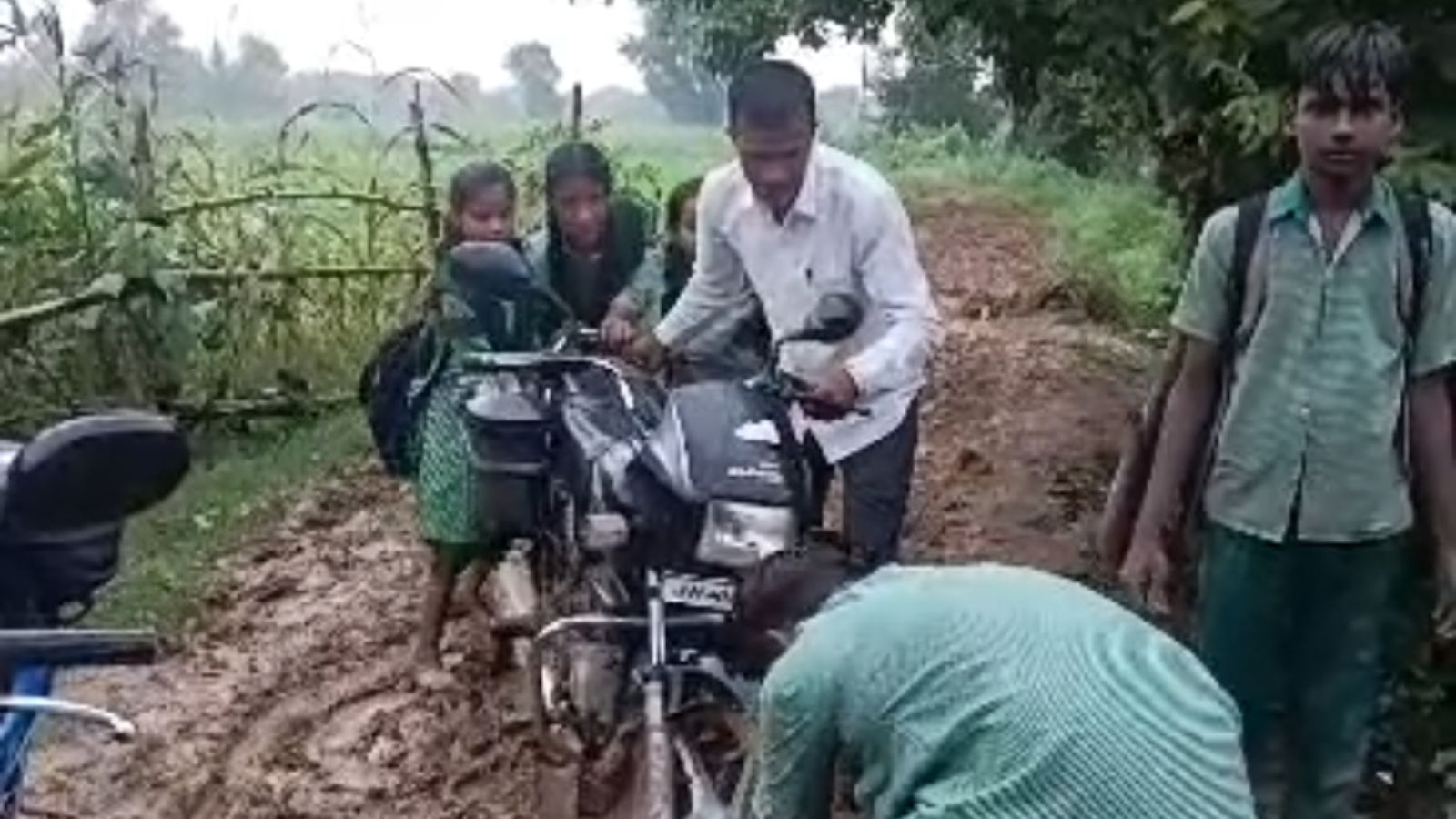 कीचड़ में तब्दील कच्ची सड़क 