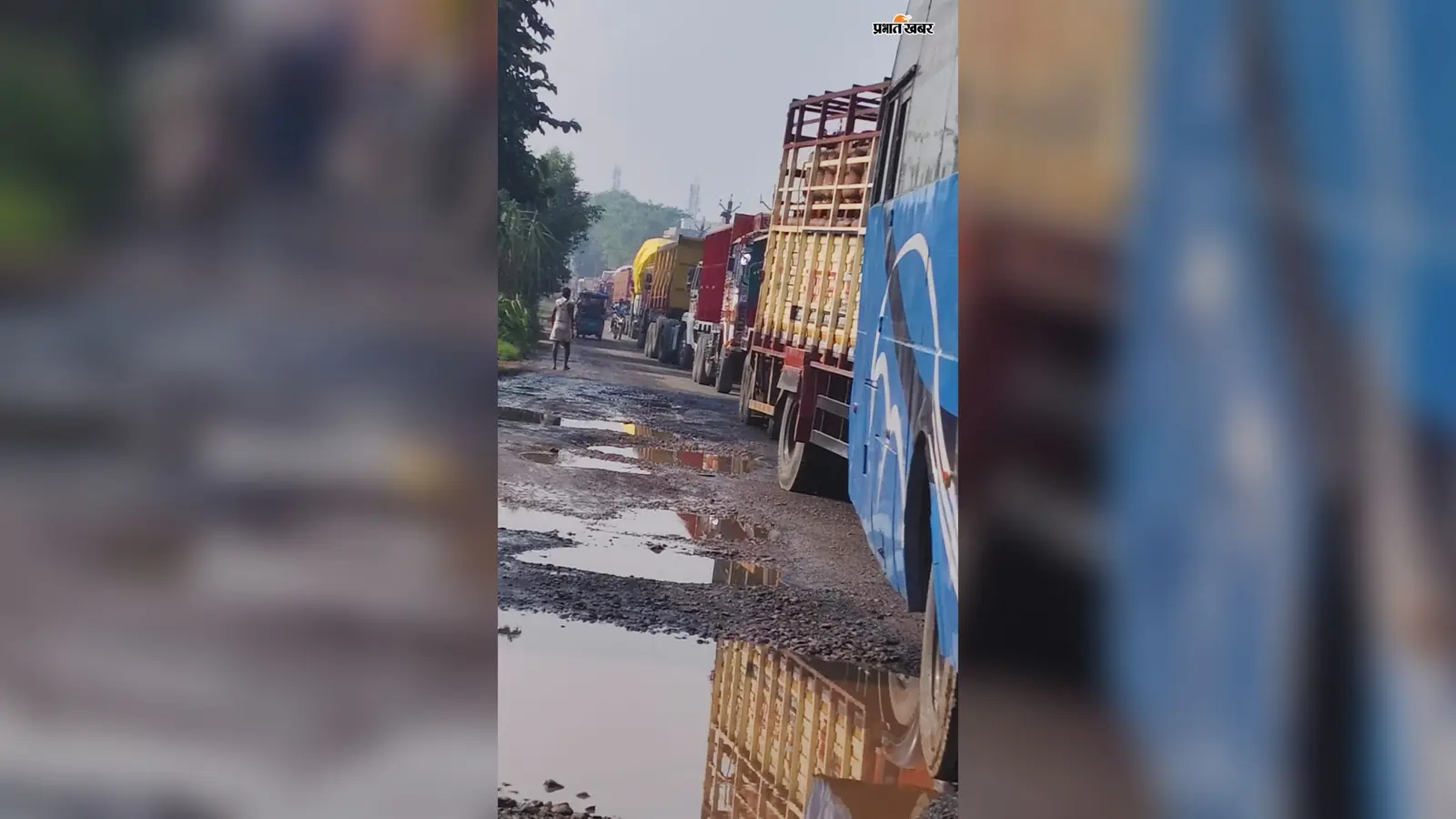 सोनवर्षाराज में स्टेट हाइवे पर दो ट्रकों का गुल्ला टूटा, दो-दो किलोमीटर तक लगी वाहनों की कतार, यातायात रहा बाधित