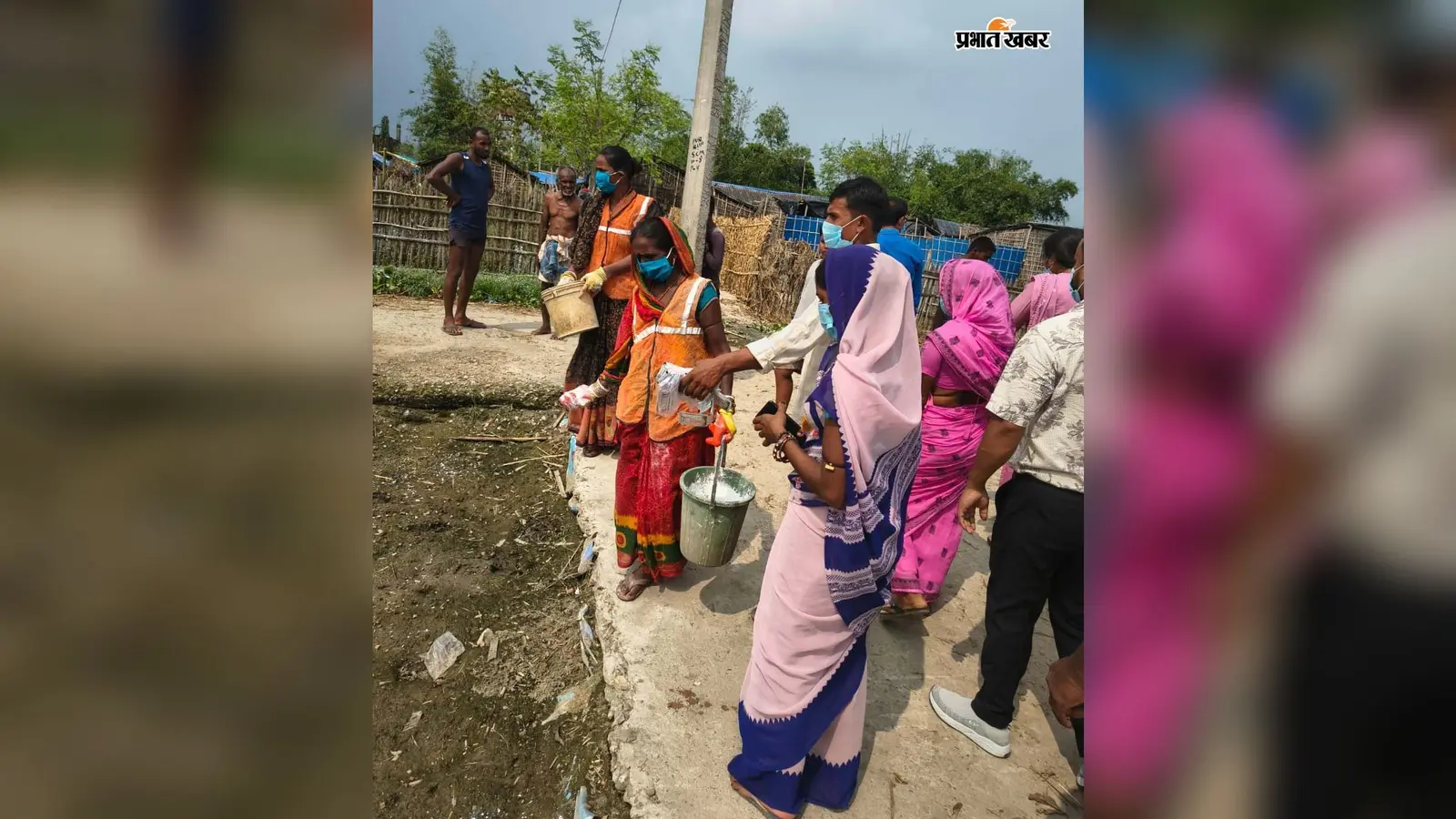बाढ़ का पानी उतरा तो बीमारी का खतरा बढ़ा, पूर्णिया में बस्तियों में कराया जा रहा ब्लीचिंग का छिड़काव
