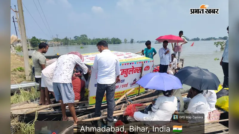 पानी के बीच इलाज का सहारा बनी बोट एंबुलेंस, अमदाबाद में गांव-गांव पहुंच रही डॉक्टरों की टीम