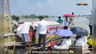 पानी के बीच इलाज का सहारा बनी बोट एंबुलेंस, अमदाबाद में गांव-गांव पहुंच रही डॉक्टरों की टीम