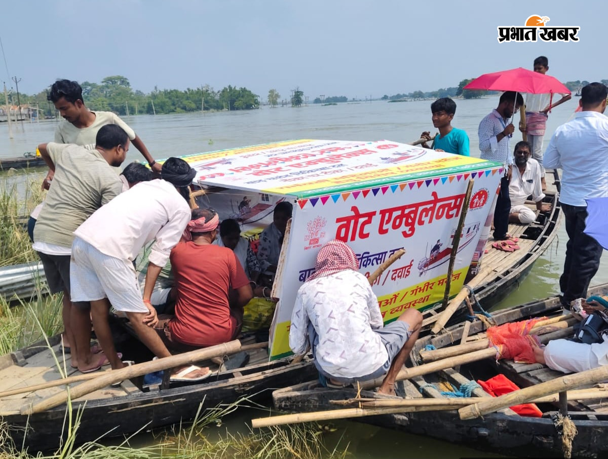 बोट एंबुलेंस पर मरीज का इलाज करते डॉक्टर | Prabhat Khabar Network