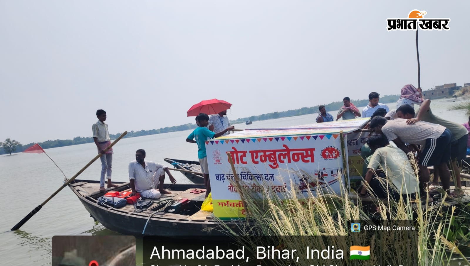 बोट एंबुलेंस पर मरीज का इलाज करते डॉक्टर | Prabhat Khabar Network