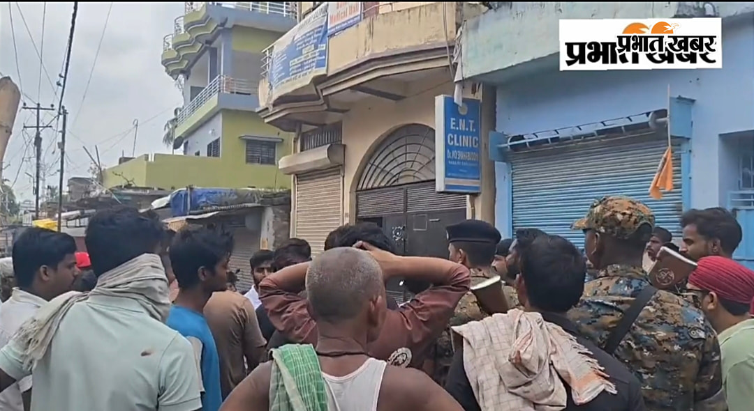 फोटो कैप्शन- सड़क जाम कर प्रदर्शन करते लोग | Prabhat Khabar Network