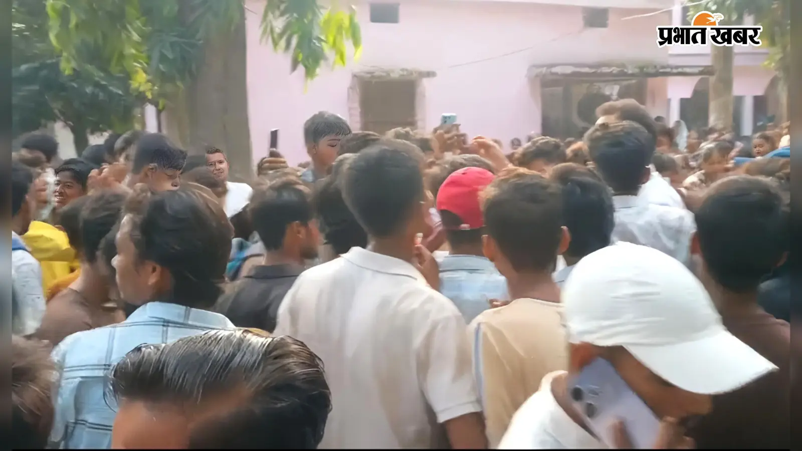 भगवत ठाकुर इंटर विद्यालय में फूटा छात्रों का आक्रोश, योजना राशि न मिलने पर हंगामा, प्रभारी प्रधानाध्यापक निलंबित