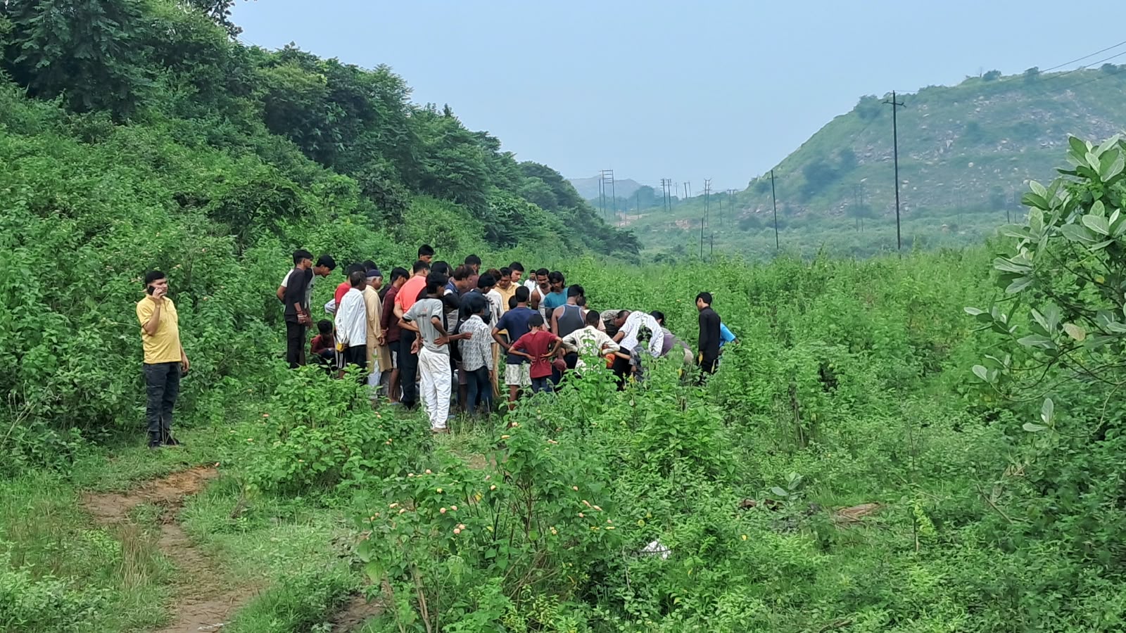 घटना स्थल पर जुटे परिजन व स्थानीय
