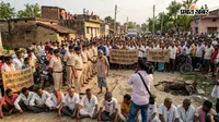 गड्ढों से परेशान ग्रामीणों ने सड़क पर लगायी आग, जाम कर बोले- मरम्मत का लिखित आश्वासन चाहिए
