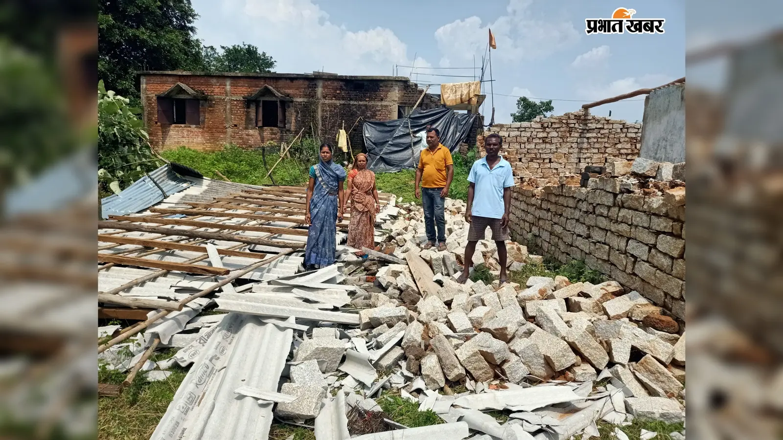 तेज आंधी-बारिश में पत्थर और एस्बेस्टस का घर क्षतिग्रस्त, बाल-बाल बचा परिवार