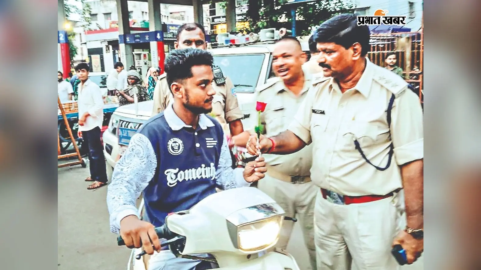 नियम तोड़ने वालों को ट्रैफिक पुलिस ने थमाया गुलाब, चालान की जगह अपनाई गांधीगिरी