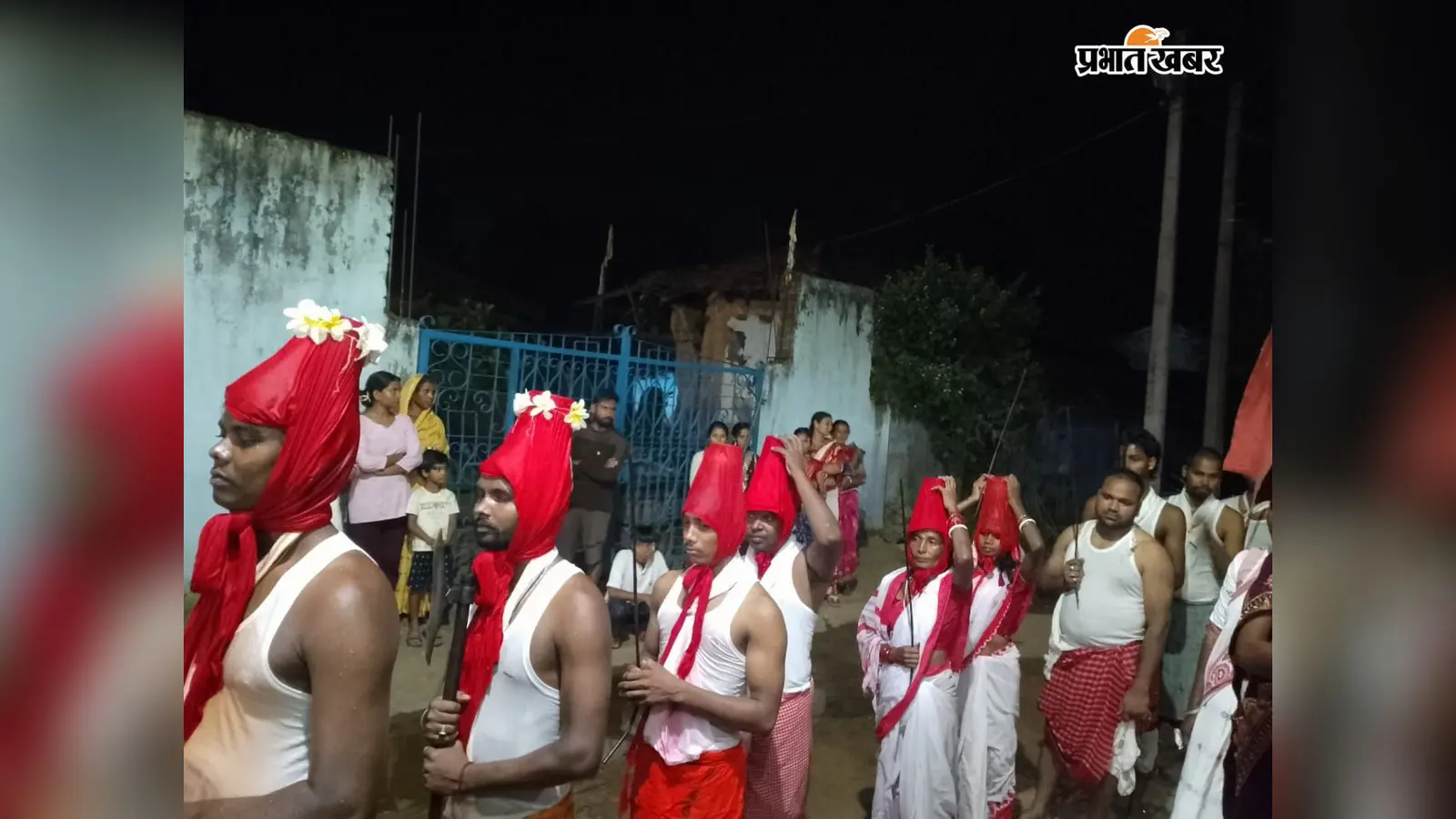 धधकते अंगारों पर आस्था की छलांग! नंगे पांव चले भक्त, देखें उदालखाम की इस अनोखी परंपरा की तस्वीरें..