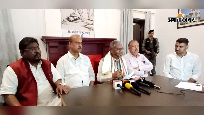प्रेसवार्ता में बाबूलाल मरांडी