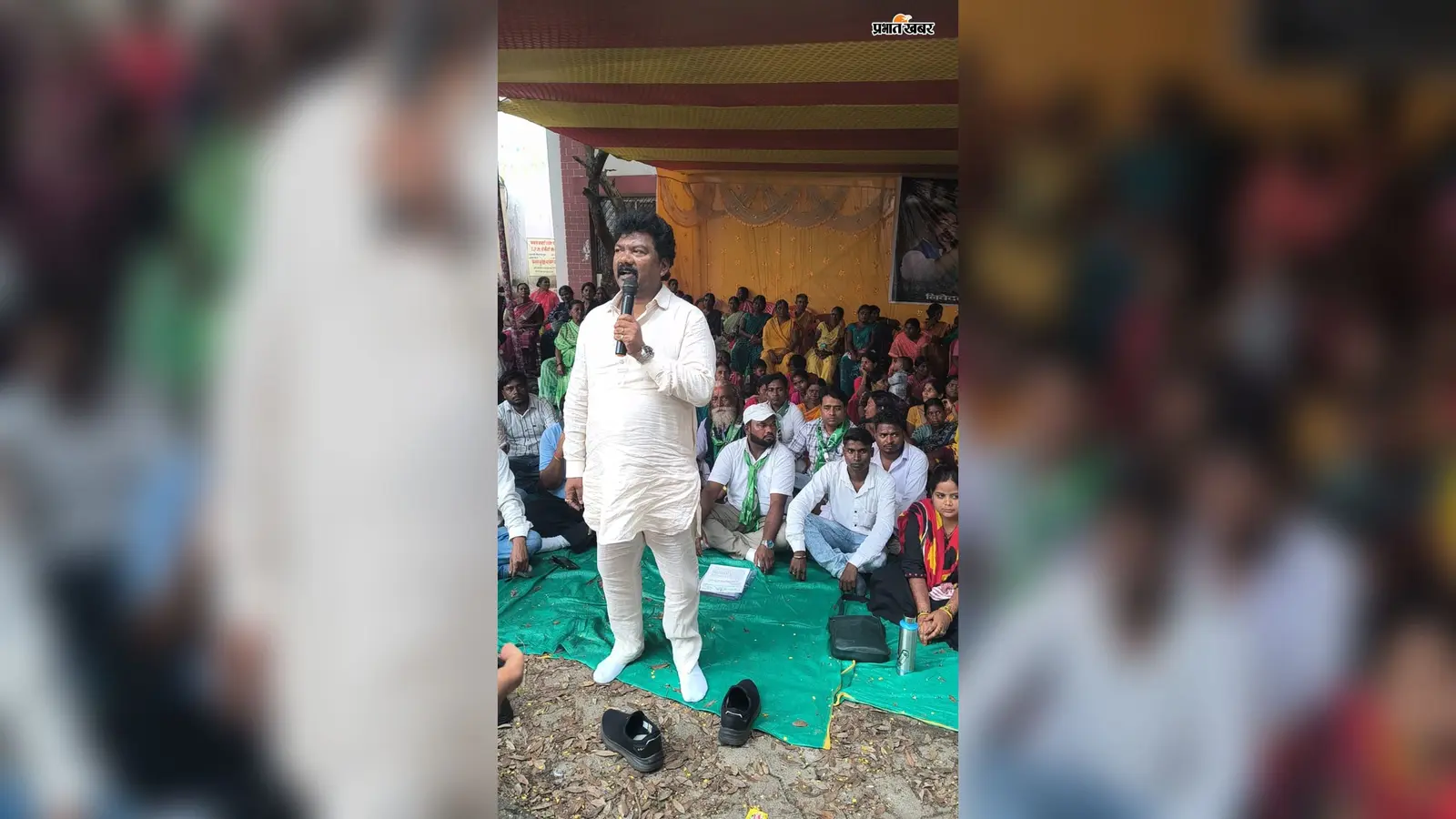खान एवं खनिज एक्ट के विरोध में गोला में झामुमो का धरना-प्रदर्शन, कार्यकर्ताओं ने जुलूस निकाल की वापसी की मांग
