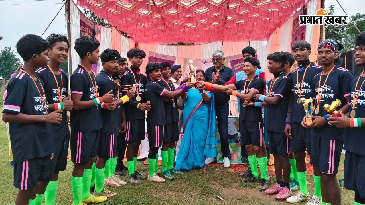 जिला स्तरीय फुटबॉल प्रतियोगिता में गुमला और लोहरदगा की 12 टीमों ने लिया हिस्सा