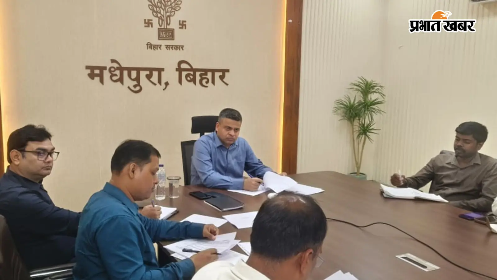 मधेपुरा में सूर्य घर योजना की धीमी रफ्तार पर डीएम नाराज, 25 सितंबर तक सोलर सामग्री उपलब्ध कराने का निर्देश