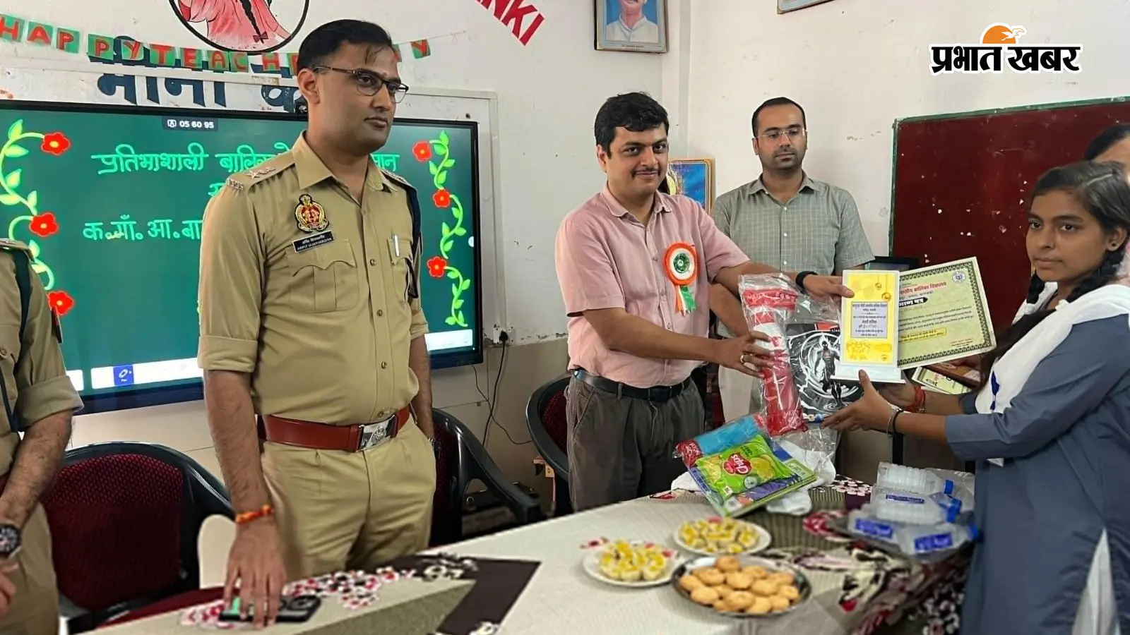 छात्राओं ने राखी बांधकर मांगी स्मार्ट क्लास, DM ने करवा दी व्यवस्था, जाने पूरी खबर