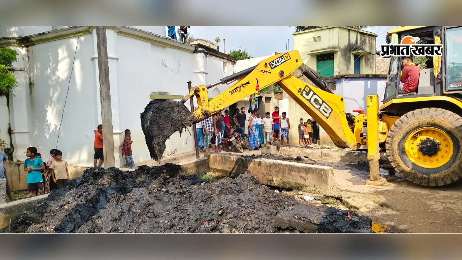 सिंचाई डांढ़ में कचरे का अंबार, किसानों की परेशानी देख ग्रामीणों ने उठाया बीड़ा