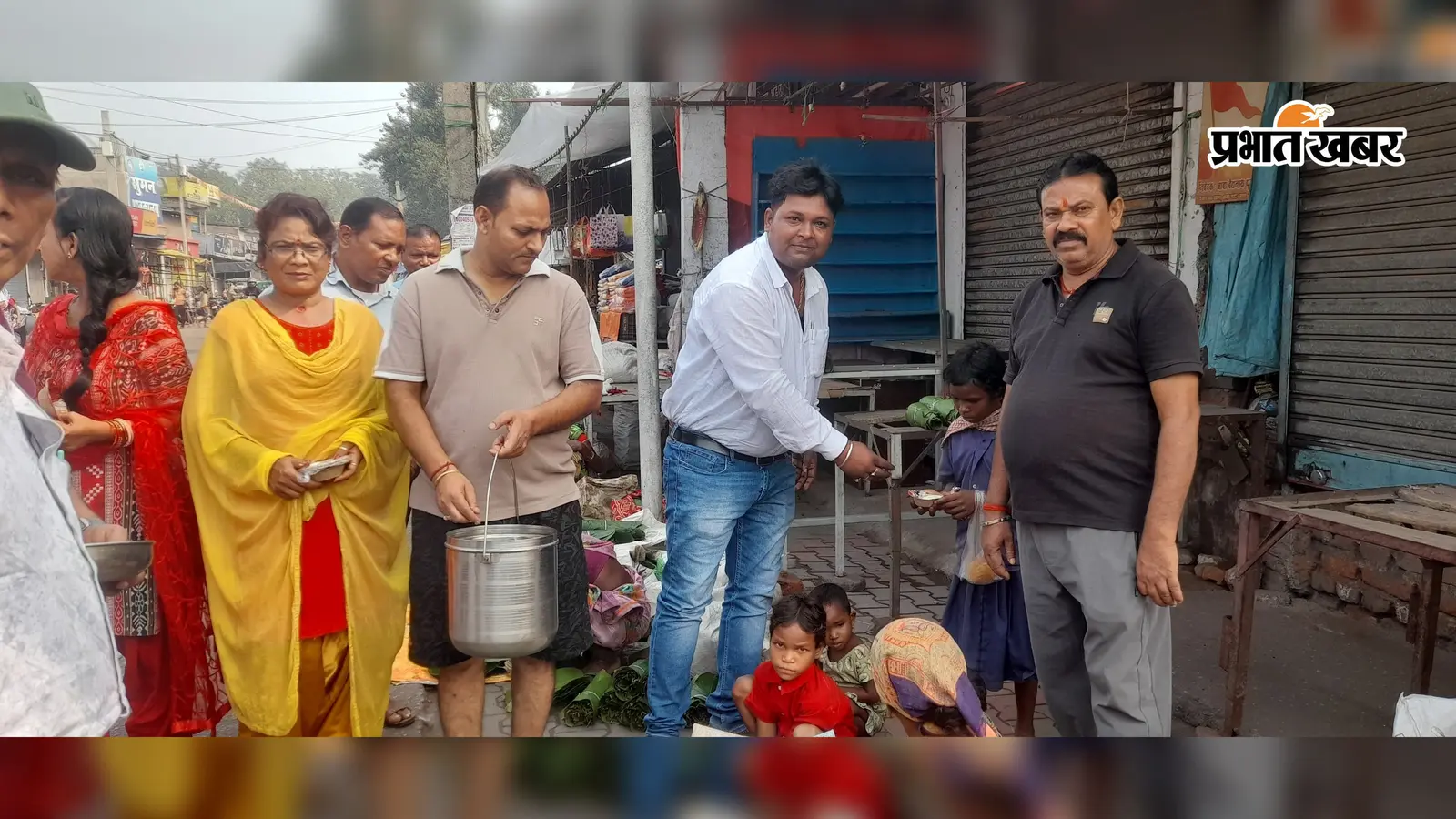 भुरकुंडा में गरीब समाज सेवी संघ ने पेश की मानवता की मिसाल, जरूरतमंदों के बीच बांटा नाश्ता