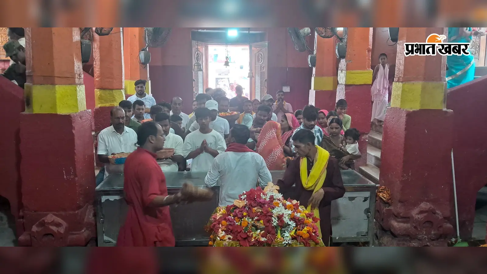 औरंगाबाद : भादो के अंतिम रविवार देव सूर्य मंदिर में उमड़ी श्रद्धालुओं की भीड़, सूर्यकुंड में स्नान कर की पूजा