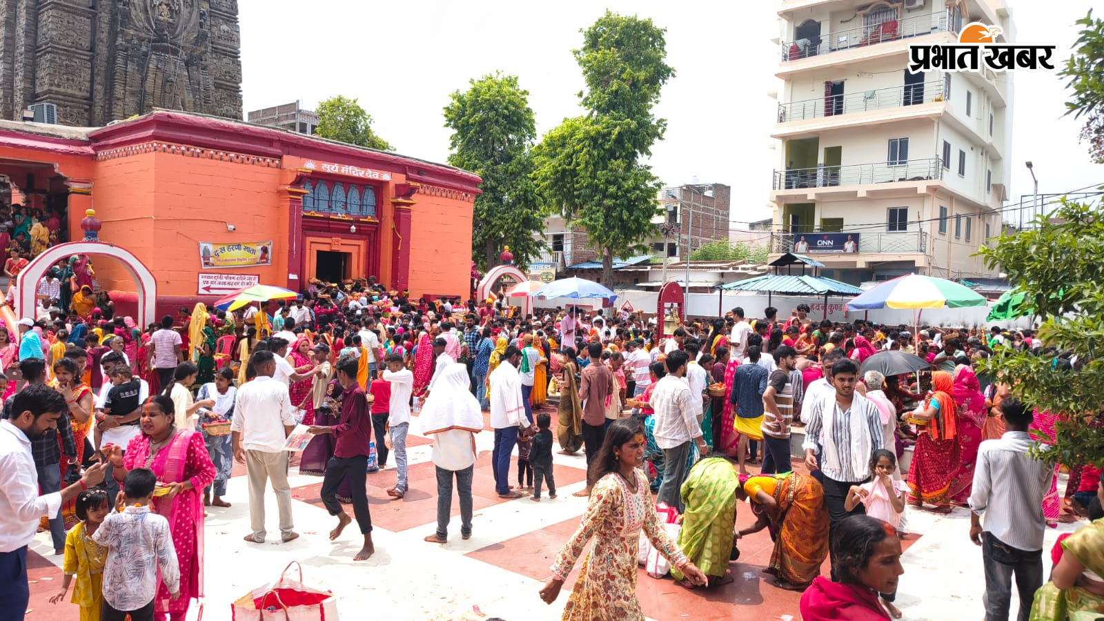 फोटो सूर्य मंदिर में एवंप्रांगण में श्रद्धालु | Prabhat Khabar Network