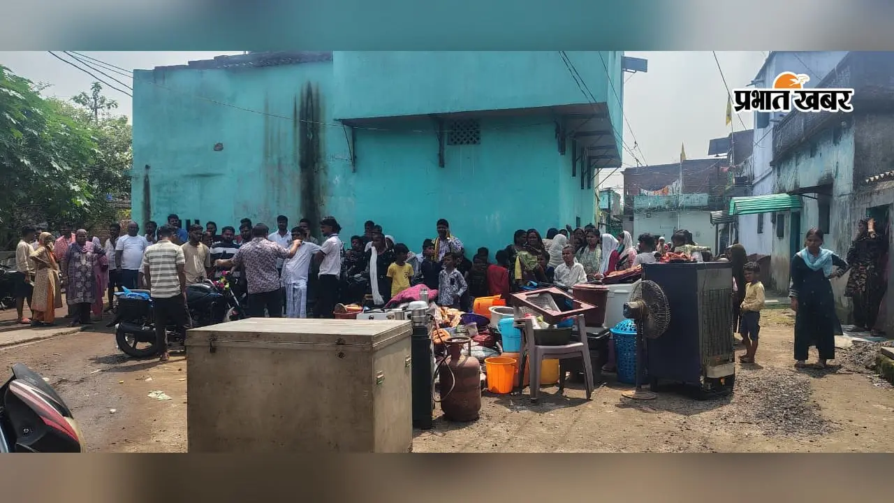 धनबाद के लोयाबाद में अचानक धंसी जमीन, 20 फीट गहरे गड्ढे में समाया मकान, देखें कैसे बची परिवार की जान