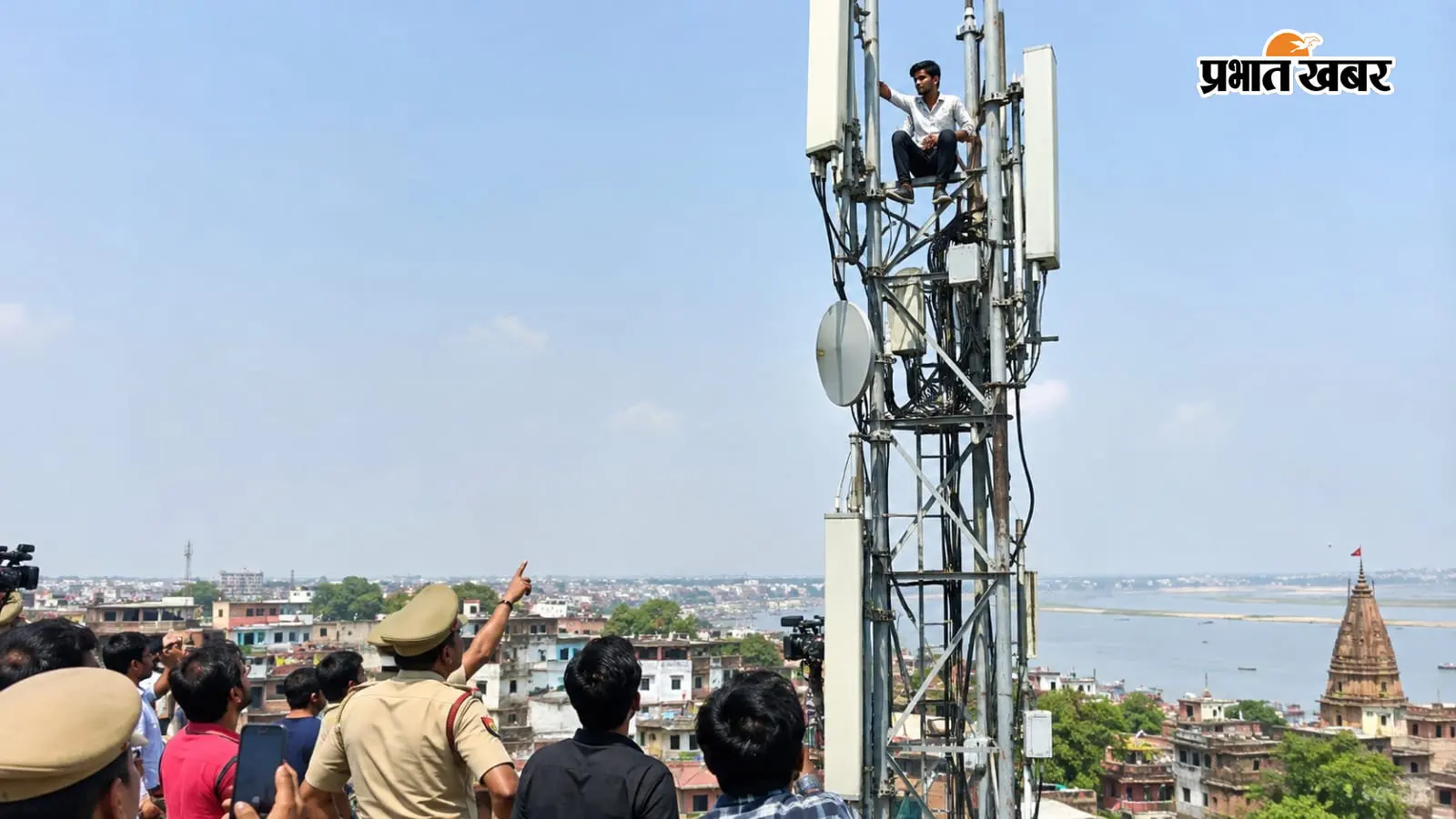 चकबंदी के बाद छिन गई जमीन तो 100 फीट ऊपर टावर पर चढ़ा युवक, वाराणसी से सामने आई हैरान करने वाली खबर