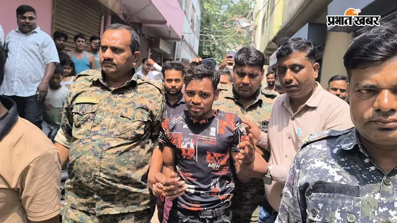 VIDEO : गिरिडीह के चंदौरी रोड पर बाइक चोरी की कोशिश, जानें भीड़ ने पकड़कर क्या किया