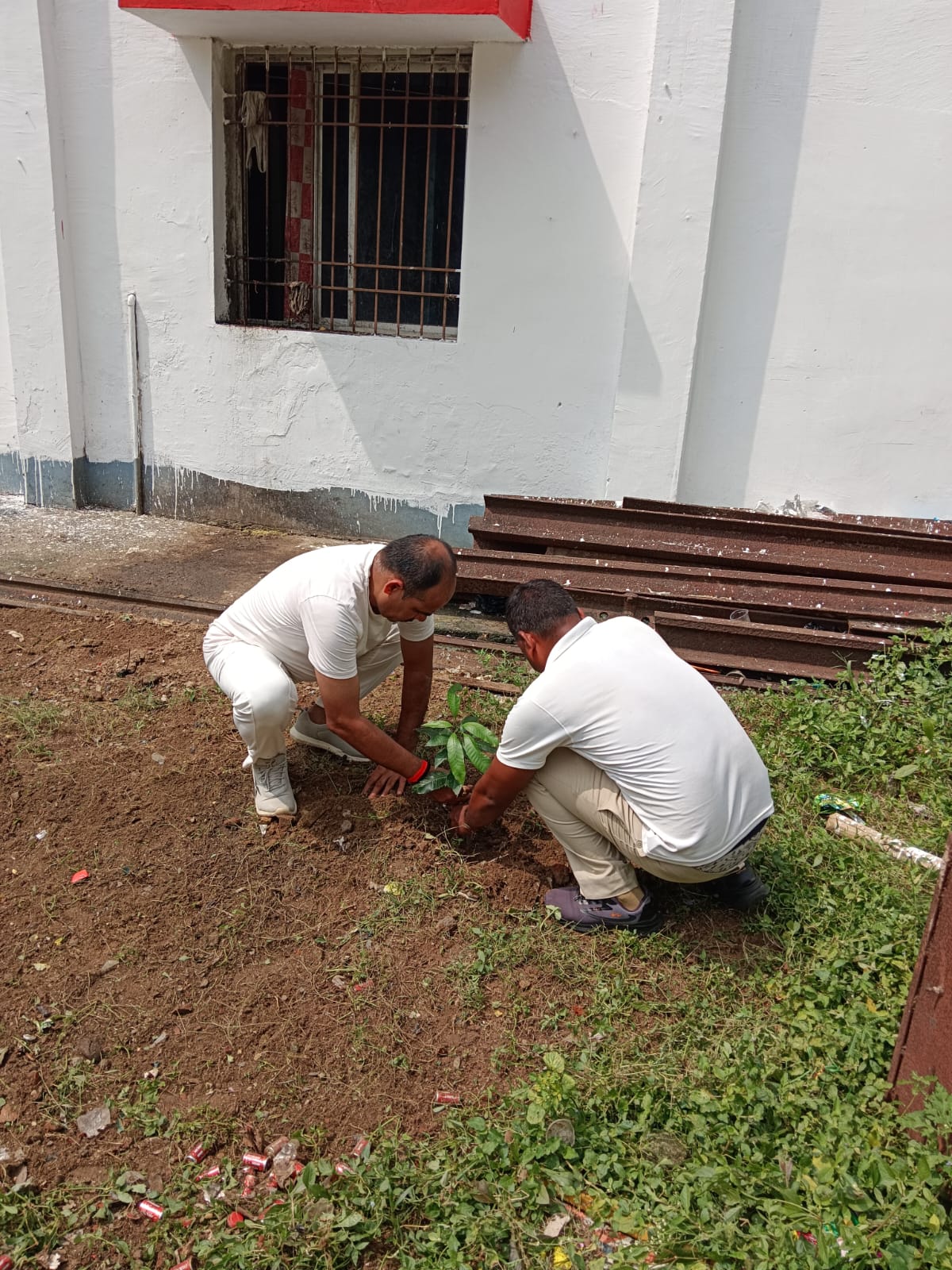 पौधरोपण करते RPF जवान.