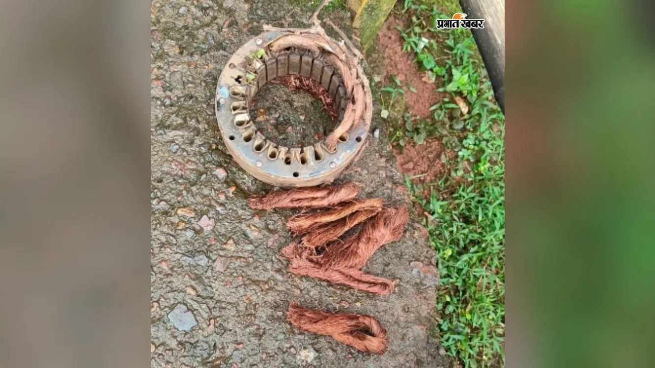किरीबुरू में दुकान से AC उठाकर जंगल पहुंचे चार युवक, अंदर से तांबा निकालते वक्त पहुंच गया दुकानदार, फिर...