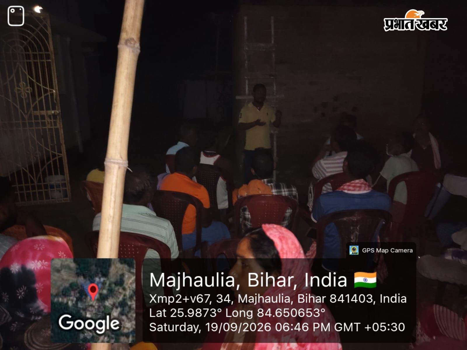संध्या चौपाल के माध्यम से लोगों को जागरूक करते मुखिया एवं स्वछता कर्मी। | Prabhat Khabar Network