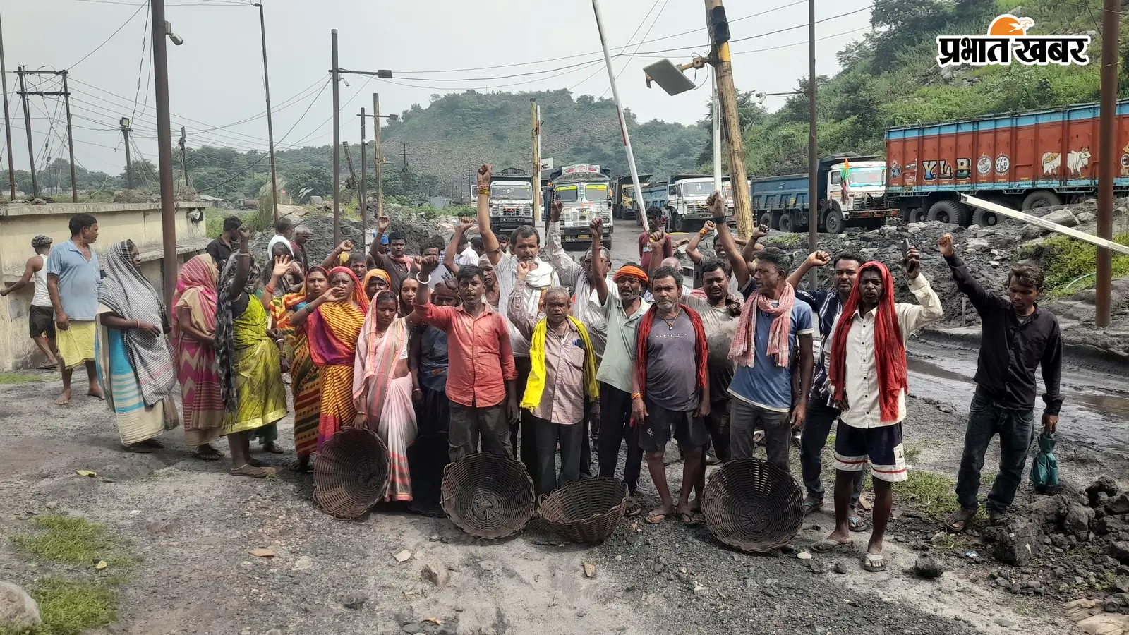 कुसुंडा में तीन घंटे ठप रहा कोयला डिस्पैच, जानिए क्यों अचानक सड़कों पर उतरे असंगठित मजदूर