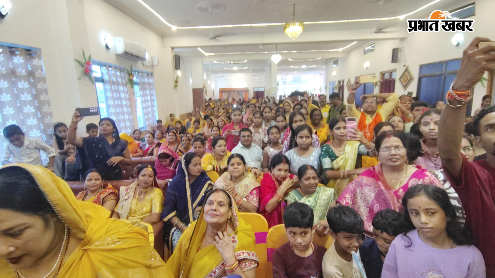 फोटो-महाराजगंज में श्री बलभद्र पूजनोत्सव का उद्घाटन करते विधायक हेमनारायण साह,भाजपा पूर्वी जिलाध्यक्ष रंजीत कुमार, सुप्रिया कुमारी व अन्य फोटो-पूजा में शामिल महिला श्रद्धालु | Prabhat Khabar Network