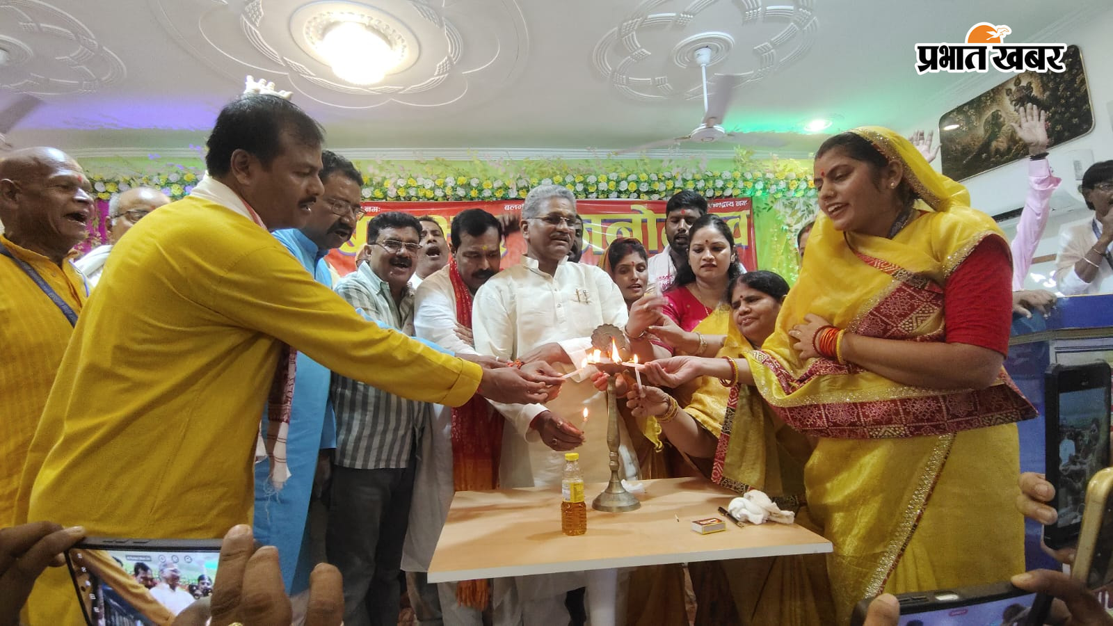 फोटो-महाराजगंज में श्री बलभद्र पूजनोत्सव का उद्घाटन करते विधायक हेमनारायण साह,भाजपा पूर्वी जिलाध्यक्ष रंजीत कुमार, सुप्रिया कुमारी व अन्य फोटो-पूजा में शामिल महिला श्रद्धालु | Prabhat Khabar Network