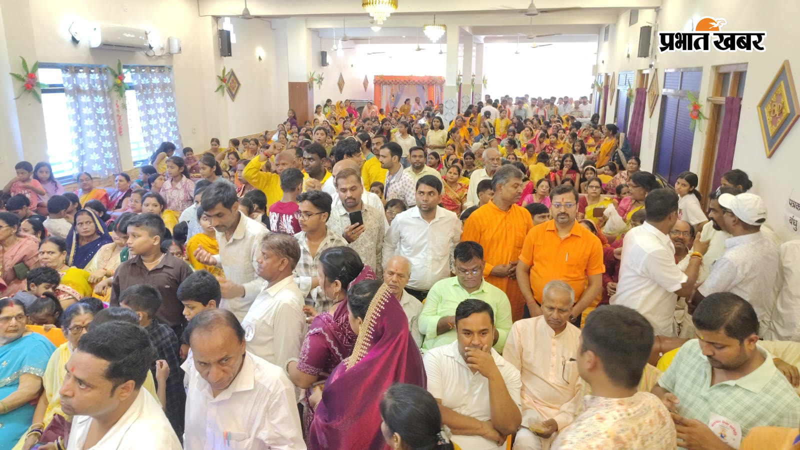 फोटो-महाराजगंज में श्री बलभद्र पूजनोत्सव का उद्घाटन करते विधायक हेमनारायण साह,भाजपा पूर्वी जिलाध्यक्ष रंजीत कुमार, सुप्रिया कुमारी व अन्य फोटो-पूजा में शामिल महिला श्रद्धालु | Prabhat Khabar Network