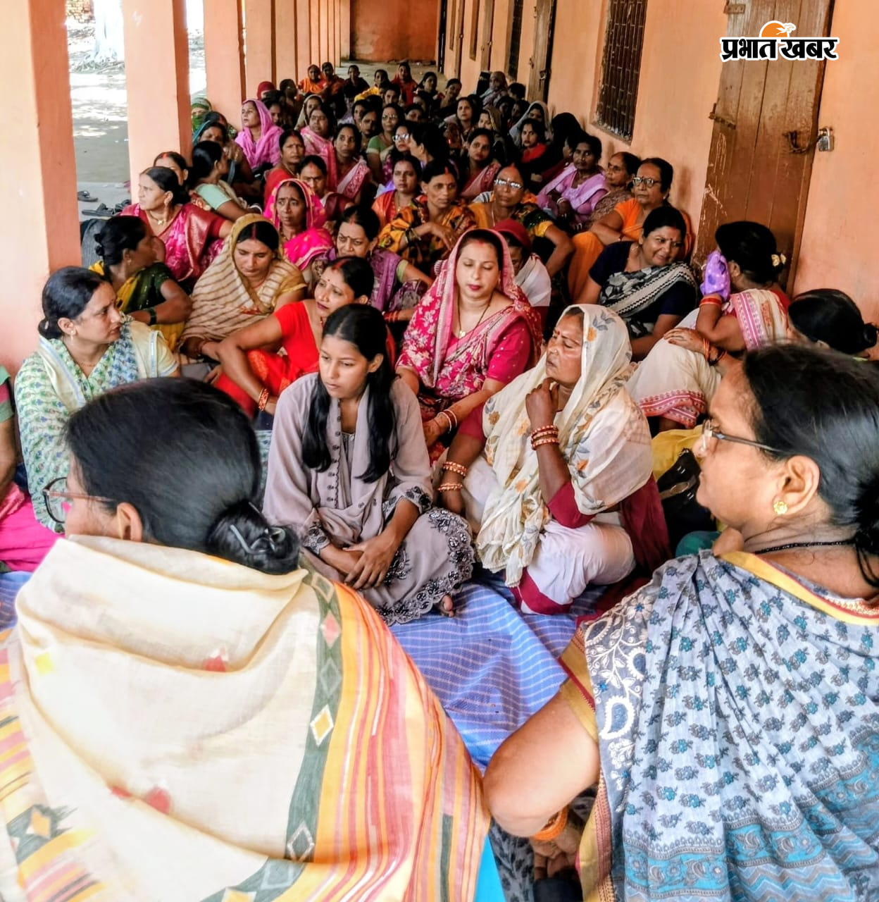 1.नवनिर्वाचित प्रखंड अध्यक्ष उर्मिला देवी 2.बैठक में शामिल सेविका-सहायिकाएं | Prabhat Khabar Network