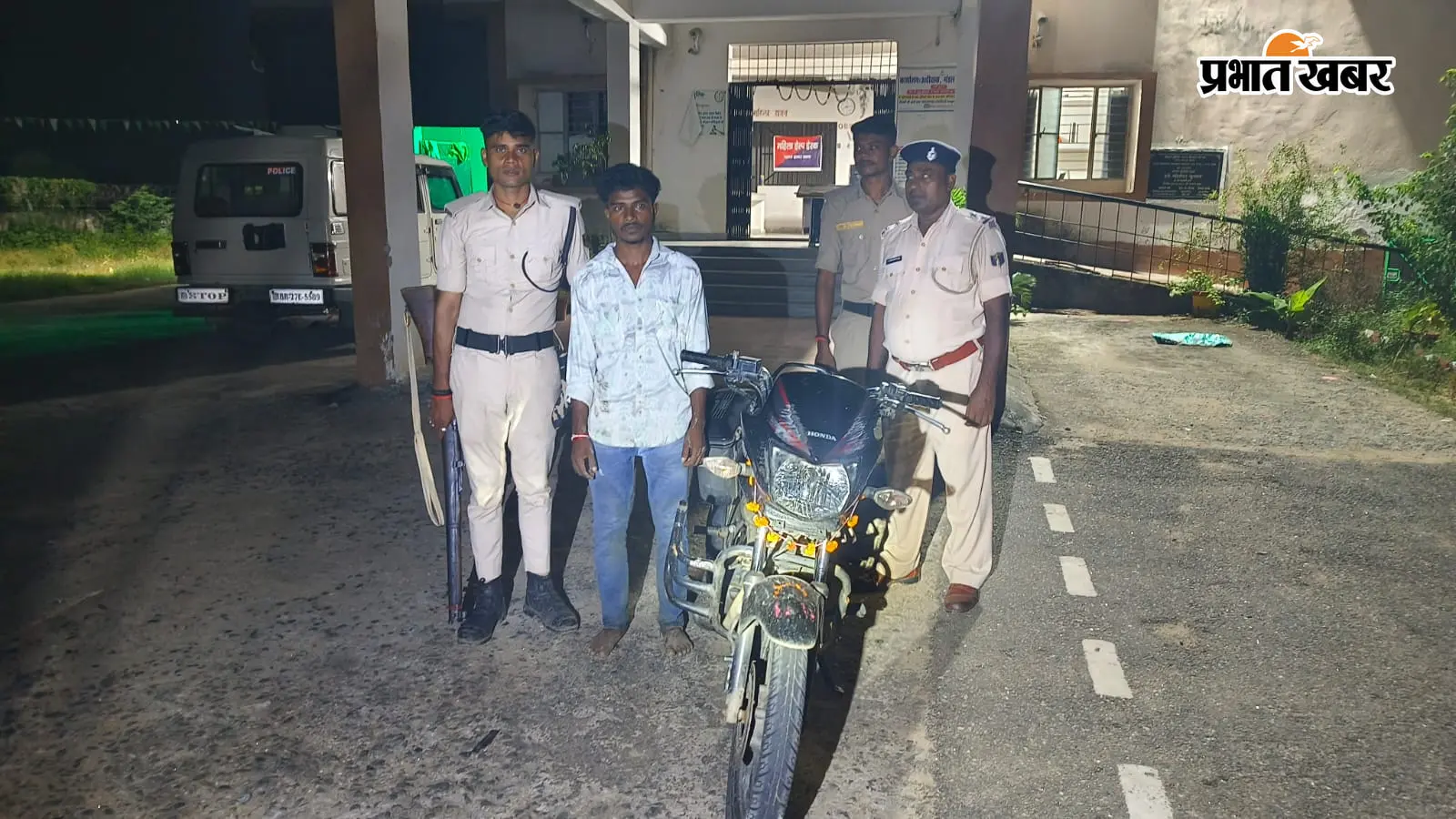 नवादा में परनाडाबर पुलिस की बड़ी कार्रवाई: चोरी की बाइक संग युवक गिरफ्तार, कोर्ट से फरार NBW वारंटी भी दबोचा
