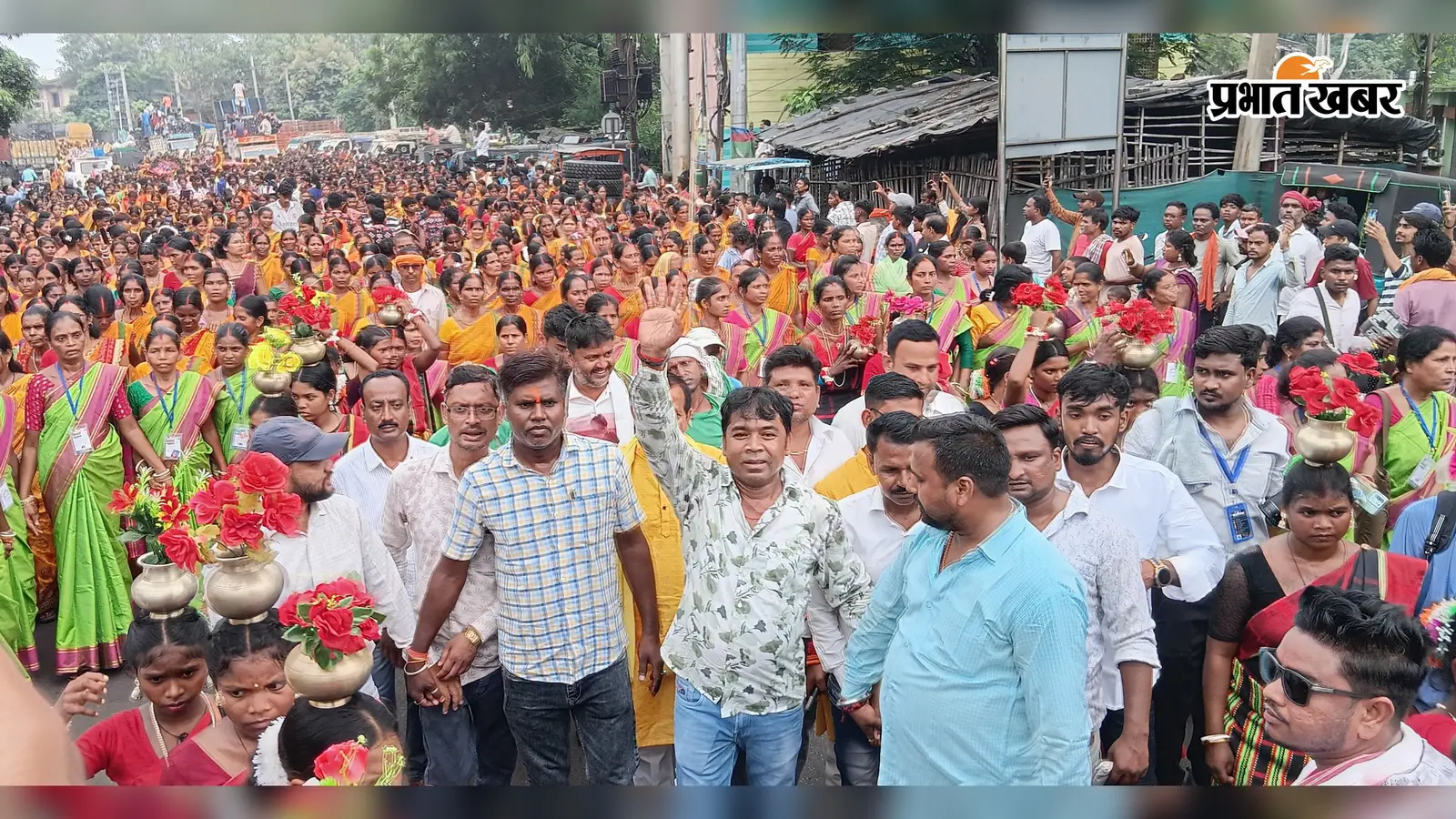 फुसरो में जब गूंजे मांदर और ढोल, जानें क्यों उमड़ा हजारों श्रद्धालुओं का जनसैलाब