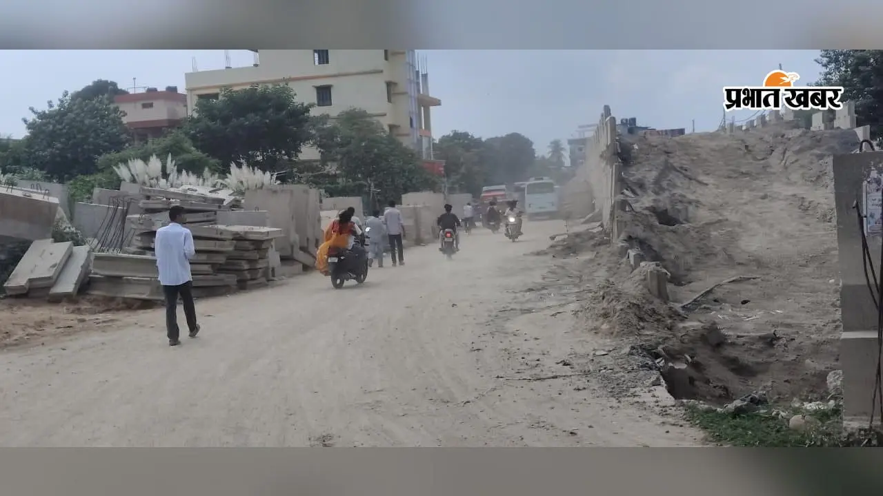 छपरा में निर्माण वाले इलाकों में सुबह से देर रात तक उड़ रही धूल, सांस लेना हुआ मुश्किल