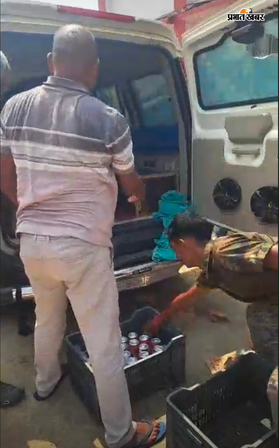 फोटो जब्त एंबुलेंस और केन बीयर के साथ गिरफ्तार चालक व उपचालक फोटो एंबुलेंस से बियर निकालती उत्पाद पुलिस | Prabhat Khabar Network