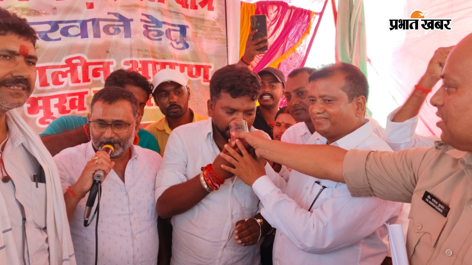 जूस पिलाकर अनशन तुड़वाते एडीएम. | Prabhat Khabar Network