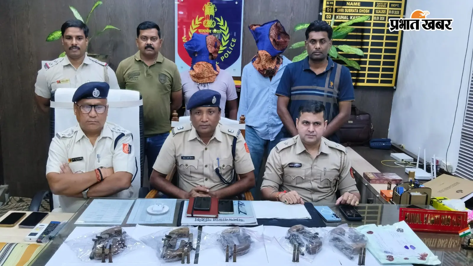 ऑटो में छिपाकर ले जा रहे थे हथियार, 10 देशी पिस्टल के साथ दो गिरफ्तार