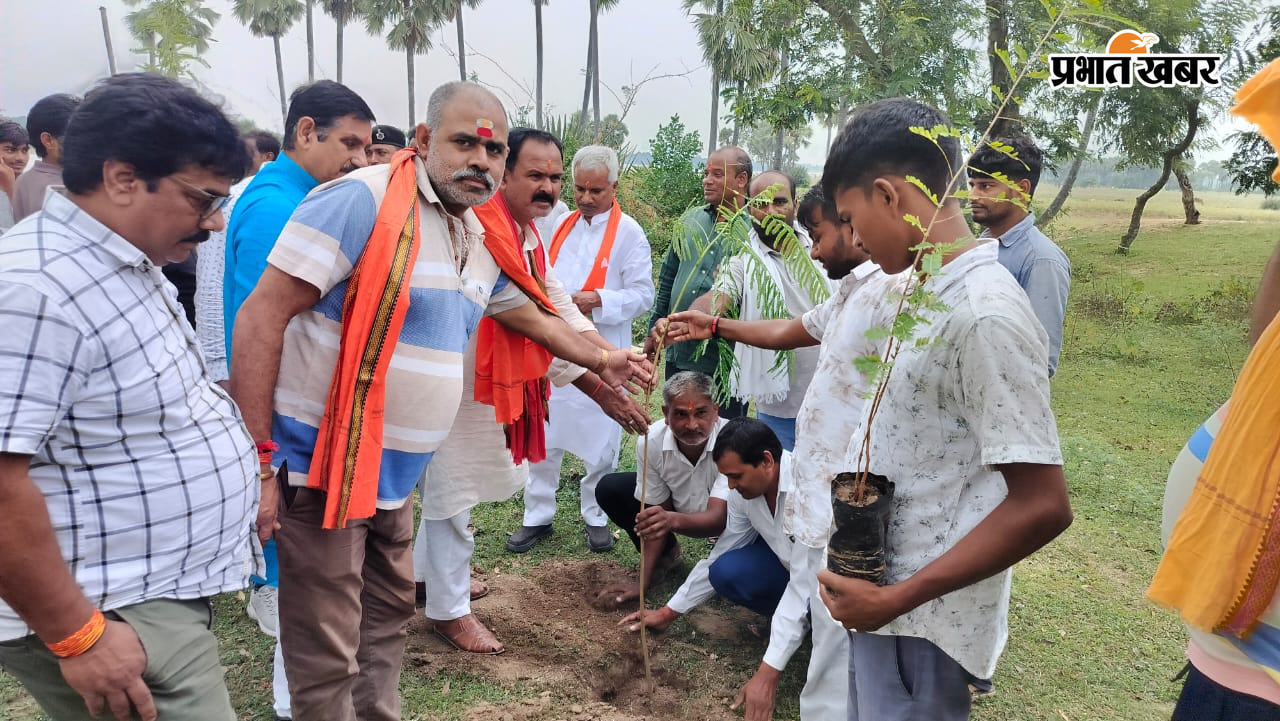 पौधारोपन करते विधायक व अन्य | Prabhat Khabar Network