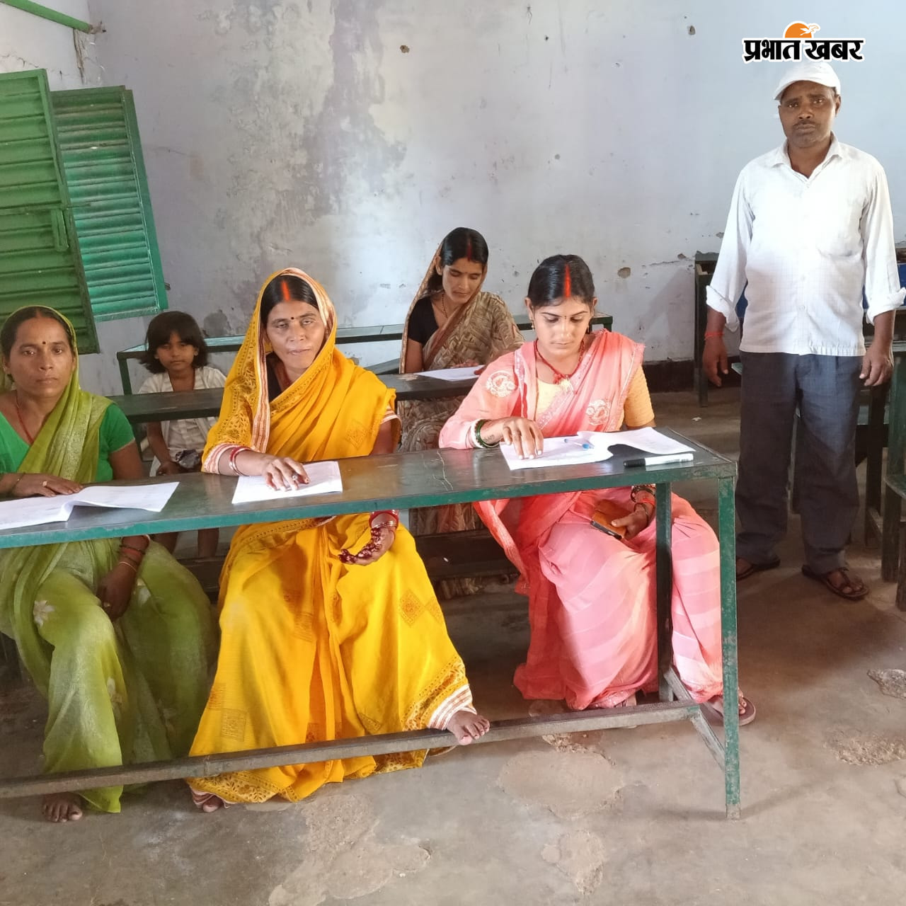 नवभारत साक्षरता कार्यक्रम के तहत आयोजित परीक्षा में शामिल शिक्षार्थी | Prabhat Khabar Network