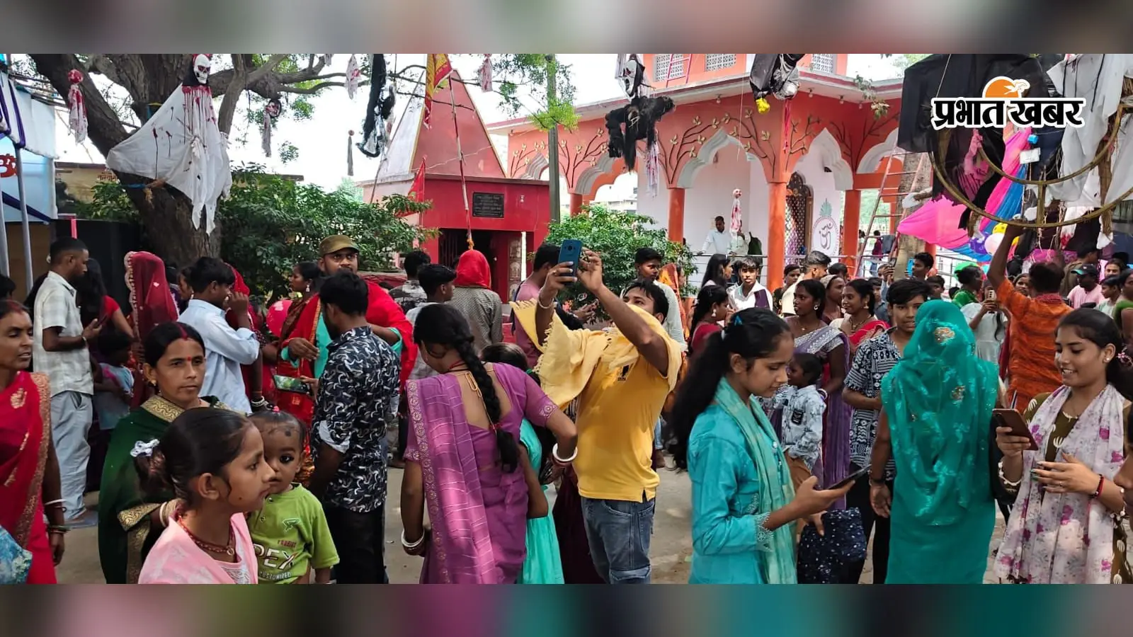 वैशाली के महुआ गणपति महोत्सव में उमड़ी भारी भीड़: 'भूत बंगला' पंडाल बना आकर्षण का मुख्य केंद्र, 30 फीट ऊंची गणेश प्रतिमा के दर्शन को उमड़े श्रद्धालु
