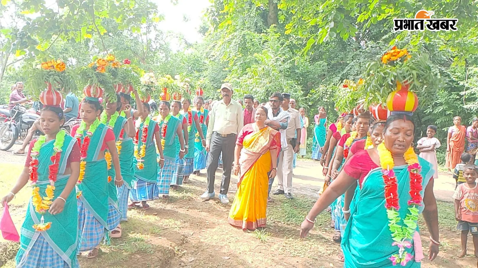 पाकुड़िया की तीन पंचायतों को 26.49 लाख की सौगात, दो आंगनबाड़ी और शौचालय का उद्घाटन